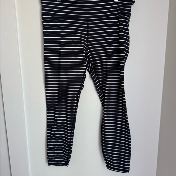 GAPfit blackout technology Black and White Striped Leggings - Picture 1 of 5